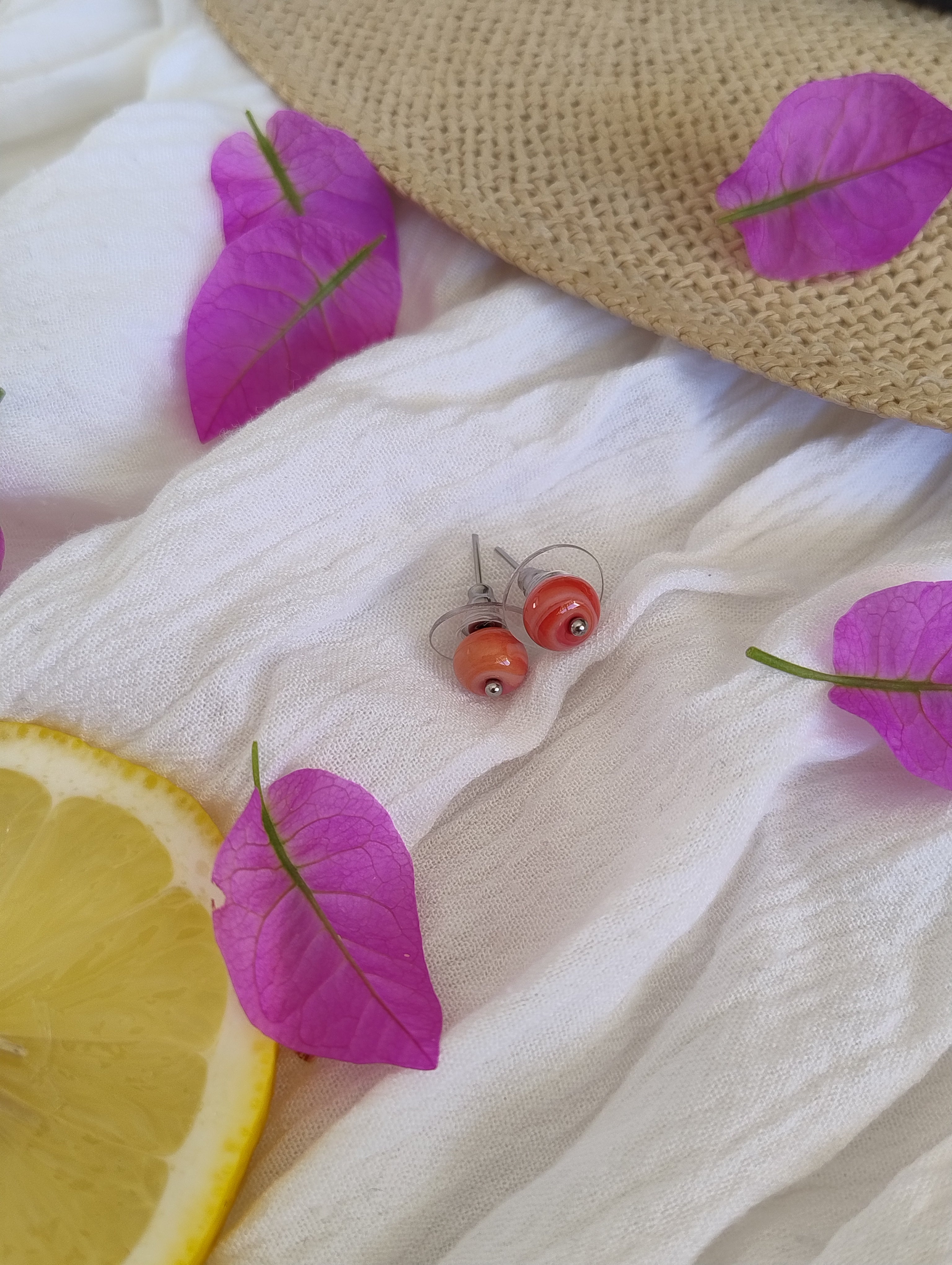 Clous d'oreilles corail