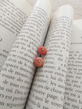 Clous d'oreilles corail