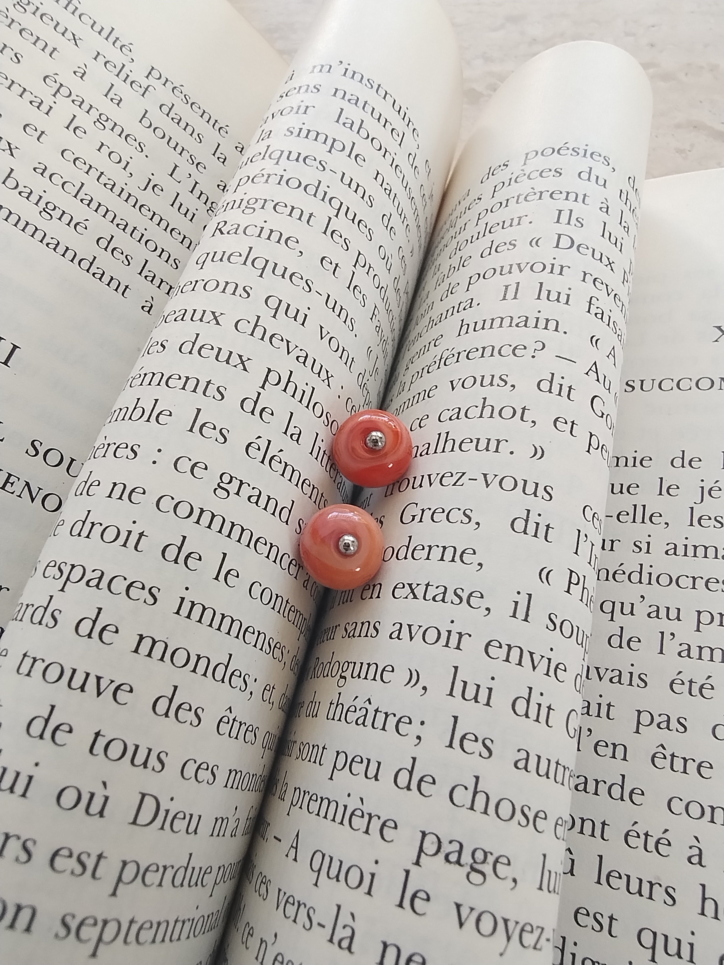 Clous d'oreilles corail