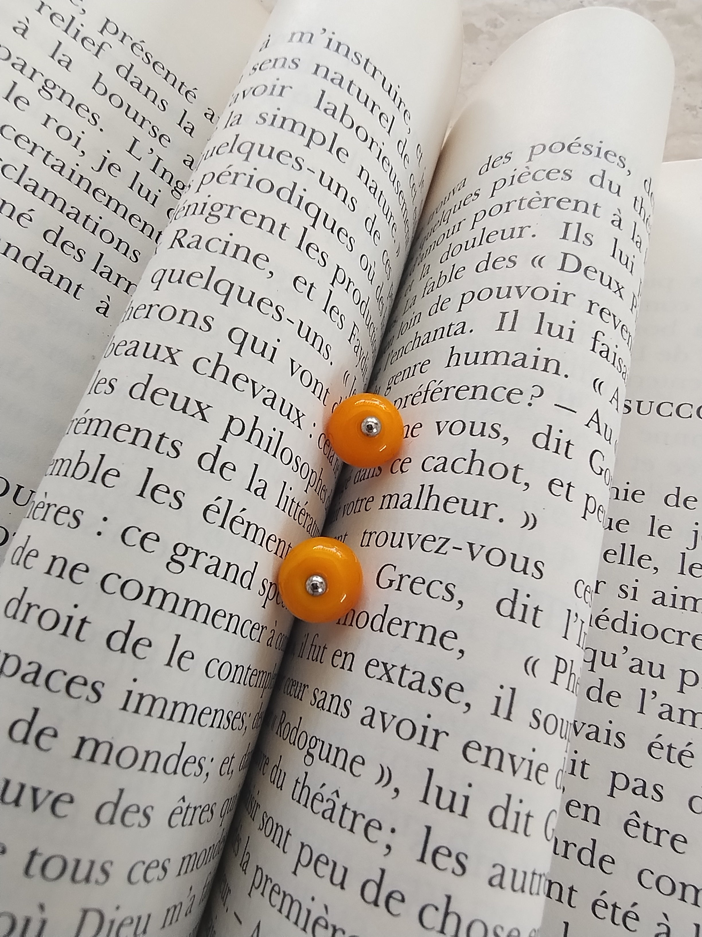 Clous d'oreilles jaune-orangé